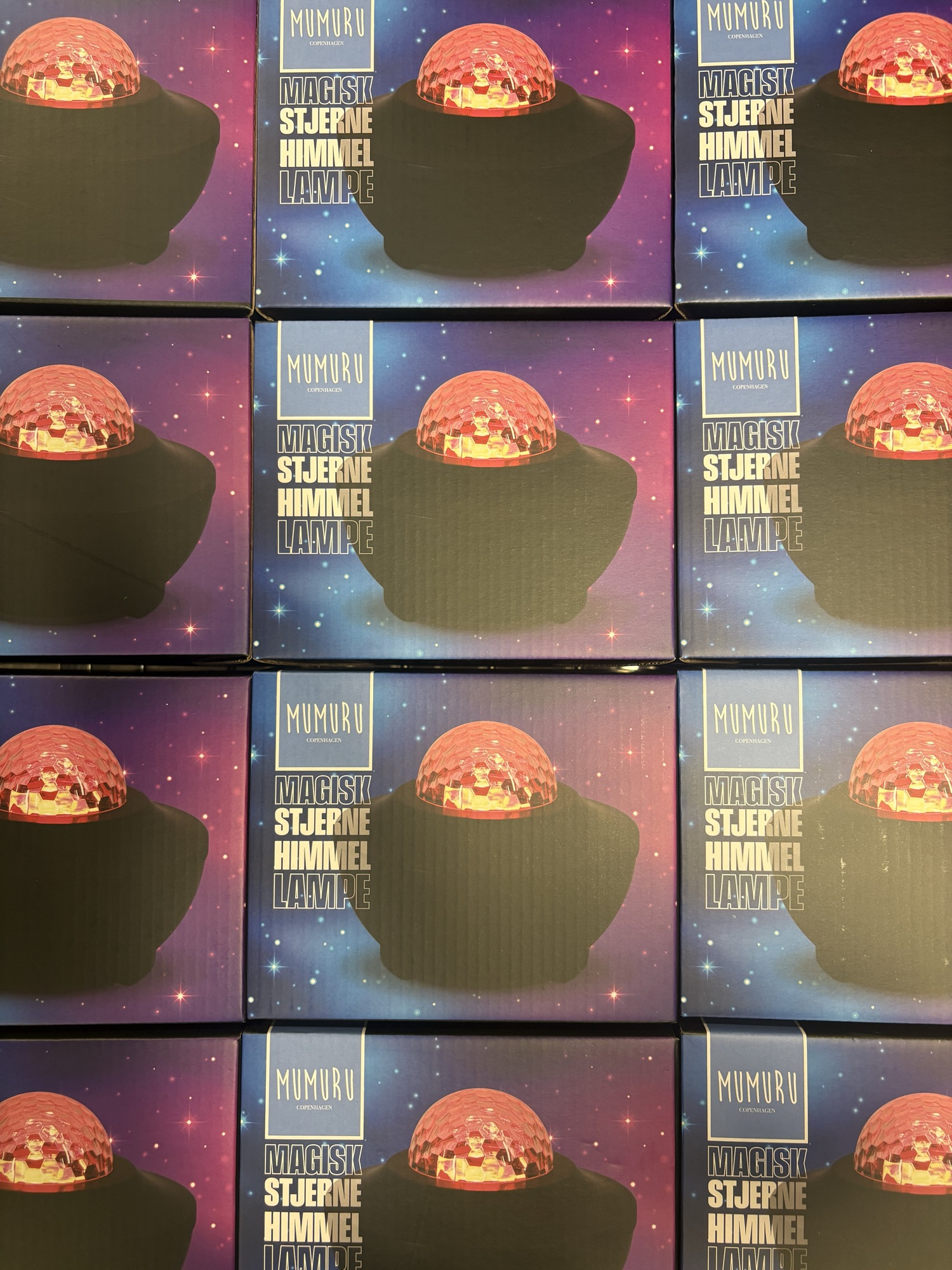 LAMPA VIÐ GANDAKENDUM STJØRNUHIMLI